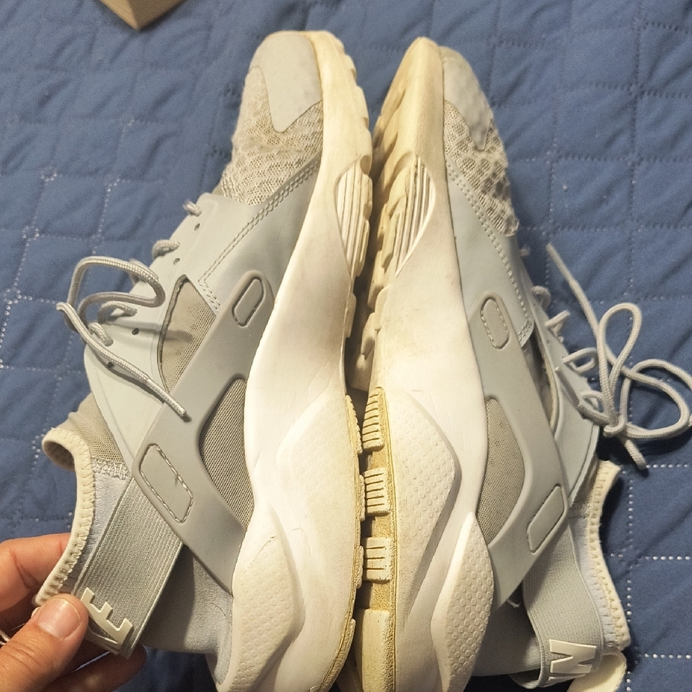 Nike Light Gray and Cream Sneakers - Picture 4 of 8